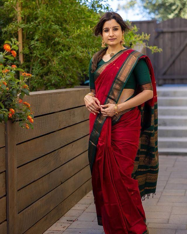 Trending Silk Saree With Contrast Zari & Jacqaurd Border